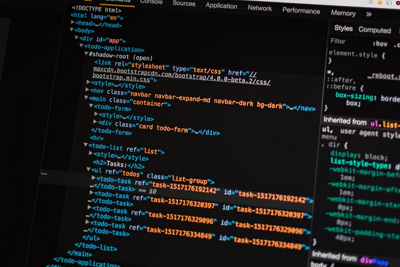 HTML-код на экране компьютера